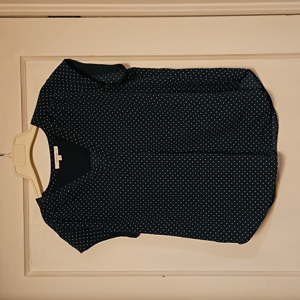 Women's sleeveless v-neck blouse